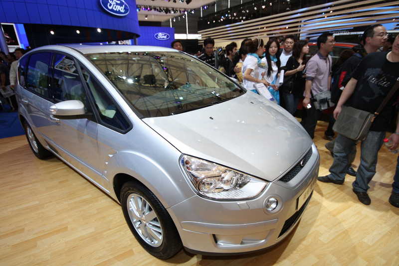 Illustration for article titled 2009 Ford Fiesta Gets Cirque Du Soleil'd In Shanghai